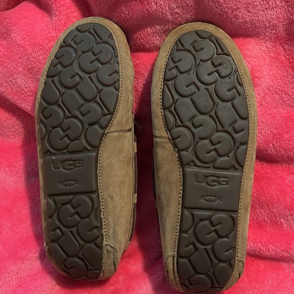 Ugg slippers like new only worn one time - Picture 3 of 3